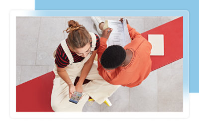 一個人和看著論文的人