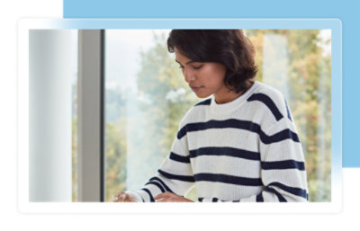 一個人低頭看著螢幕