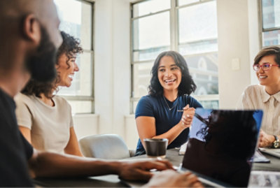 Un gruppo di persone che sorridono mentre discutono