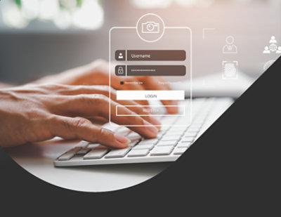 Ein Person, die an einem Computer schreibt, auf dessen Bildschirm eine Telefon-App zu sehen ist.