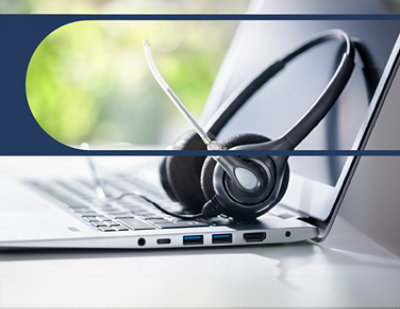 Abbildung eines Laptops, auf dem Kopfhörer zu sehen sind