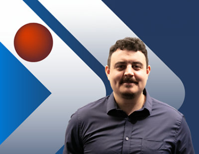  Una persona de pie delante de un fondo en azul y blanco