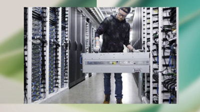 Een persoon die staat in een serverruimte