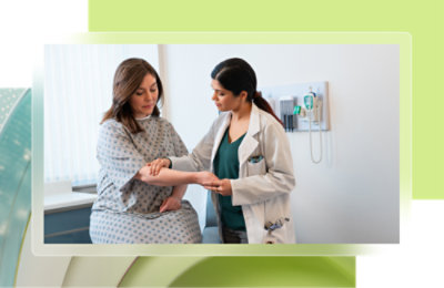 Un médecin vérifie le pouls d'un patient.