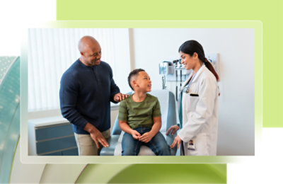 Un médecin et un enfant dans un hôpital.