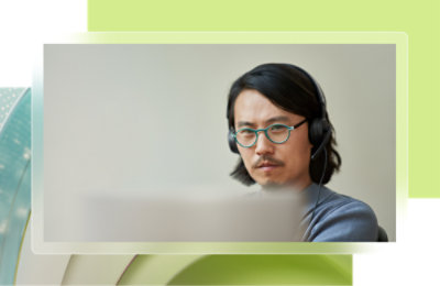 En mann som har på seg briller og hodetelefoner.