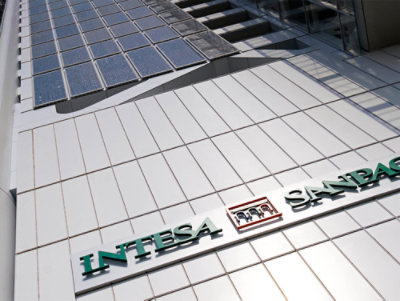 A group of people sitting in chairs and smiling.