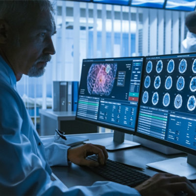 Un homme regardant un écran d’ordinateur.