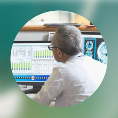 Un homme portant des lunettes regarde un écran d’ordinateur.