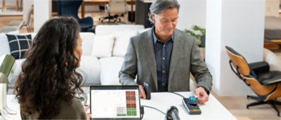 גבר ואישה יושבים ליד שולחן.