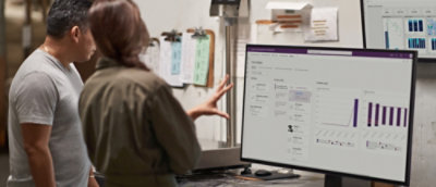 איש ואישה מביטים בלוח.