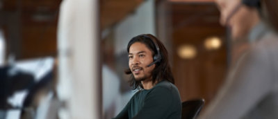 Un hombre usando auriculares.