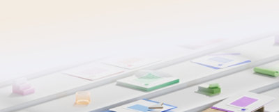 Beyaz bir masa üzerinde bir grup yapışkan not.