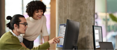 Twee personen die naar een monitor kijken