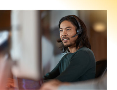 Una persona che indossa delle cuffie