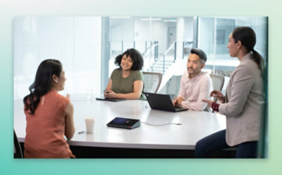 Ein Mann und eine Frau, die an einem Tisch mit einem Laptop sitzen.