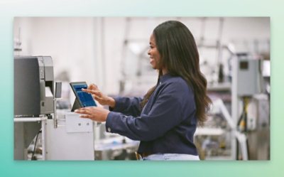 Eine Frau, die ein Tablet verwendet.