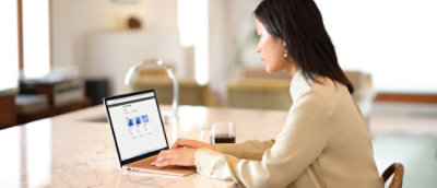 Eine Frau mit langen Haaren, die einen Laptop verwendet.