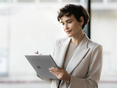 Eine Frau, die ein Tablet hält.