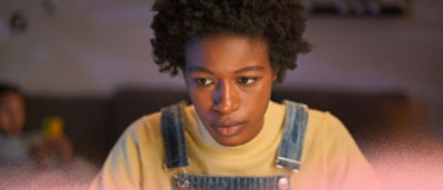 A women looking at the laptop