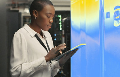 Uma mulher de camisa branca usando um tablet.