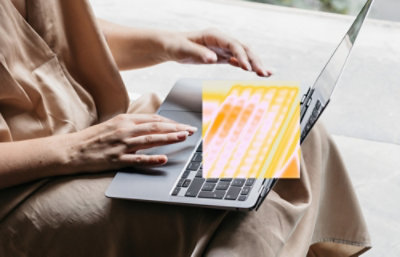 Uma pessoa digitando em um notebook.