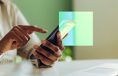 Uma mão segurando um celular.