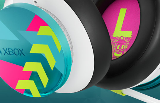 Close up of the outer right cuff and inner left cuff of the Xbox Wireless Headset – Forza Horizon 6 Limited Edition.