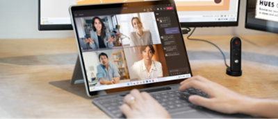 Osoba uczestnicząca w spotkaniu online na laptopie.