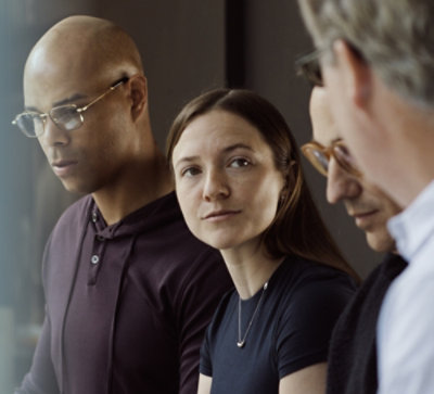 Grupa ljudi gleda u nešto