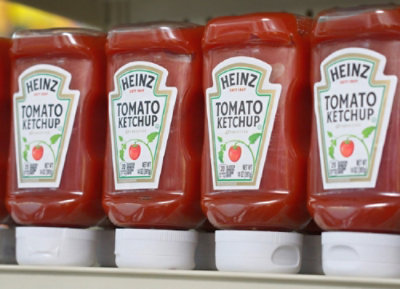 Řada lahví s rajčatovým kečupem Heinz v regálu
