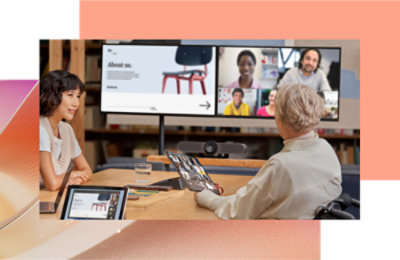 Skupina lidí se účastní videokonference.