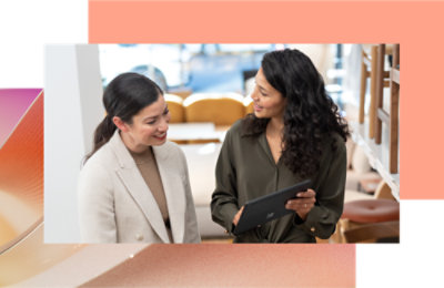 Žena v bílém saku drží tablet.