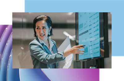 ผู้หญิงกำลังแสดงบางอย่างให้ดูบนหน้าจอ