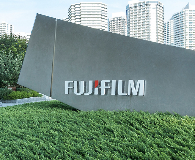 Um logotipo da FUJIFILM na grama