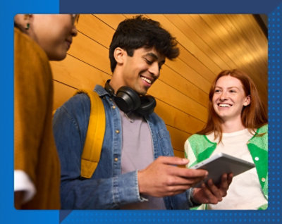 Группа учащихся совместно работает с планшетом.