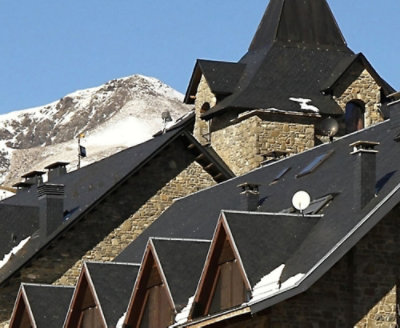A hotel near the mountains
