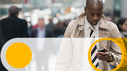 一名身穿米色外套的男子在繁忙的街道上使用智慧型手機，以黃色圓圈突出顯示，背景中是模糊的行人。