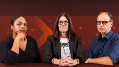 三位專業人士；一位年輕的黑人女性、一位中年白人女性和一位年長的白人男性坐在一張桌子旁，顯得若有所思