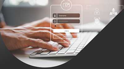 一個人的手在鍵盤上打字，鍵盤上有半透明的數位登入介面覆蓋，具有使用者名稱和密碼欄位。