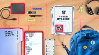 Une table sur laquelle se trouvent divers objets de couleur bleue et un livre intitulé « CYBER HYGIENE ».