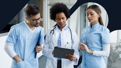 En gruppe medisinske fagfolk som ser på et nettbrett
