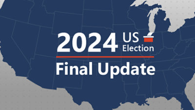 Um mapa azul dos Estados Unidos com o texto em branco "Atualização final da eleição de 2024".