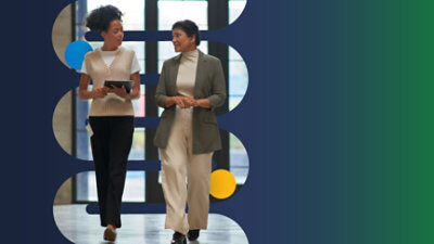 在走廊裡走著的數名女子。