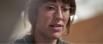 Gros plan sur le visage d'une femme portant des lunettes.