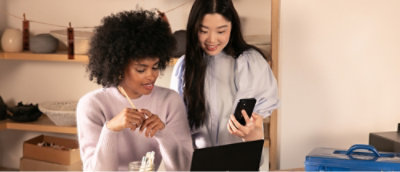 Une femme tenant un téléphone.