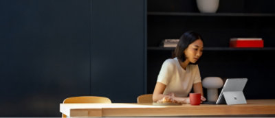 Femme dans un t-shirt blanc assis à une table.