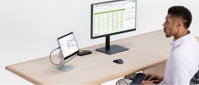 Un écran d'ordinateur et une souris sur un bureau.