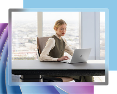 Une femme assise à un bureau utilisant un ordinateur portable.