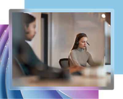 Femme portant un casque et assise à un bureau.